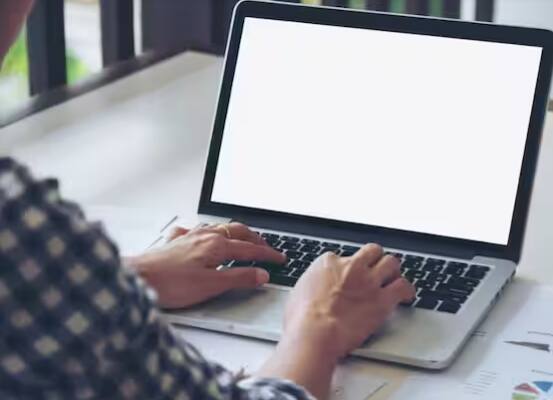 ਜਦੋਂ ਵੀ ਤੁਹਾਡਾ ਲੈਪਟਾਪ ਜਾਂ ਕੰਪਿਊਟਰ ਹੌਲੀ ਕੰਮ ਕਰਨਾ ਸ਼ੁਰੂ ਕਰ ਦੇਵੇ, ਤਾਂ ਤੁਸੀਂ ਆਪਣੇ ਕੰਪਿਊਟਰ ਜਾਂ ਲੈਪਟਾਪ ਦੇ ਕੀ-ਬੋਰਡ 'ਤੇ ਇੱਕੋ ਸਮੇਂ ਵਿੱਚ 'Shift, Ctrl, Windows ਅਤੇ B' ਦਬਾਓ ।