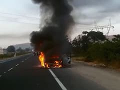 Car Accident: చెట్టుని ఢీకొట్టిన కారు, ఎగిసిపడిన మంటలు - కొత్త పెళ్లి జంట సజీవదహనం