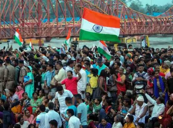 ਜਦੋਂ ਪ੍ਰਦਰਸ਼ਨਕਾਰੀ ਪਹਿਲਵਾਨਾਂ ਆਪਣੇ ਵਿਸ਼ਵ ਅਤੇ ਓਲੰਪਿਕ ਤਗਮੇ ਗੰਗਾ ਨਦੀ ਵਿੱਚ ਵਹਾਉਣ ਲੱਗੇ ਤਾਂ ਉੱਥੇ ਵੱਡੀ ਗਿਣਤੀ ਵਿੱਚ ਲੋਕ ਇਕੱਠੇ ਹੋ ਗਏ। ਸਾਕਸ਼ੀ, ਵਿਨੇਸ਼ ਅਤੇ ਉਨ੍ਹਾਂ ਦੀ ਚਚੇਰੀ ਭੈਣ ਸੰਗੀਤਾ ਕਾਫੀ ਭਾਵੁਕ ਨਜ਼ਰ ਆਈਆਂ।