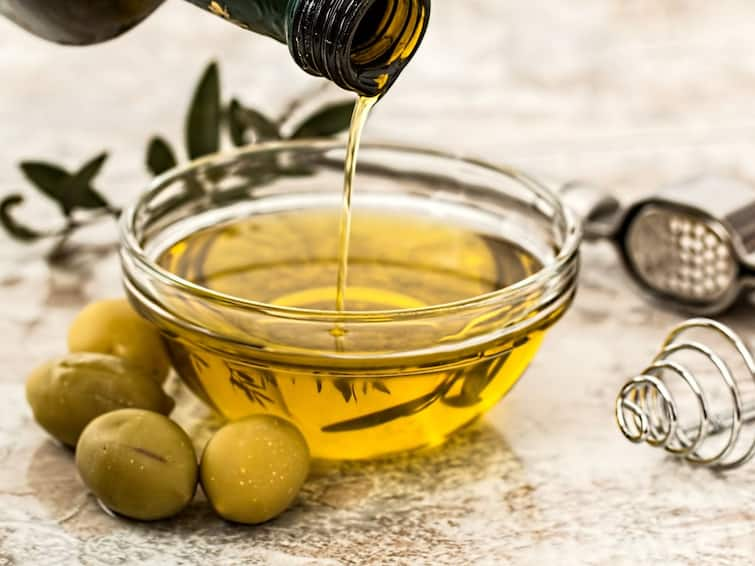 hair care tips five hair-oils-to-use-in-summer season know in details Hair Oil: গরমের মরসুমে কোন কোন তেল দিয়ে চুলে ম্যাসাজ করতে পারবেন? কী কী সমস্যা দূর হবে?