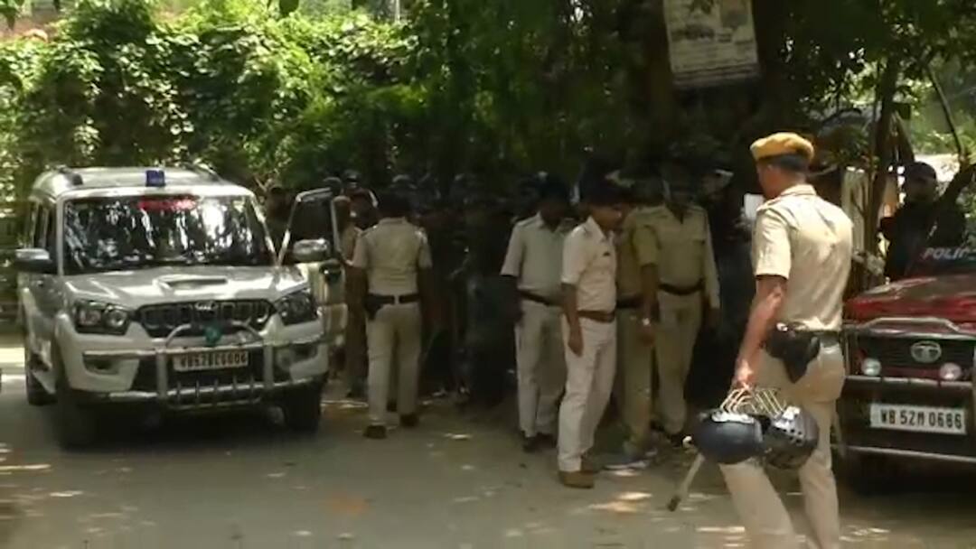 Nadia News: পুলিশের গাড়ির তলায় পড়ে স্কুলছাত্রের মৃত্য়ু! বিজেপি কর্মীদের বিক্ষোভে আজও উত্তপ্ত ধানতলা Nadia The death of a school student under the police car! BJP workers protests chaos in Dhantala even today Nadia News: পুলিশের গাড়ির তলায় পড়ে স্কুলছাত্রের মৃত্য়ু! বিজেপি কর্মীদের বিক্ষোভে আজও উত্তপ্ত ধানতলা