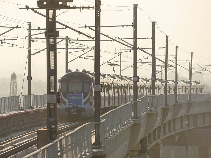Delhi Metro: दिल्ली मेट्रो से सफर करने वालों के लिए DMRC ने एक नई सुविधा शुरू की है. इसके जरिए अब आपको मेट्रो स्टेशन की लंबी-लंबी लाइनों में नहीं लगना पड़ेगा. जानते हैं इस सुविधा के बारे में...
