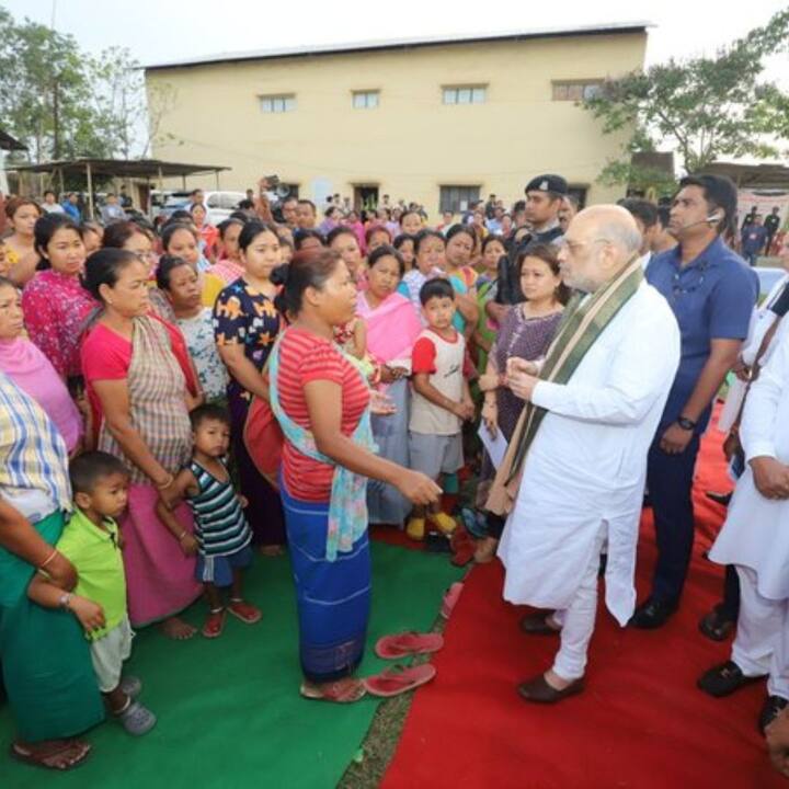 তাঁদের অভাব-অভিযোগের কথা জানতে চান। পরে সেখানকার রন্ধনশালার আয়োজন খতিয়ে দেখেন।
