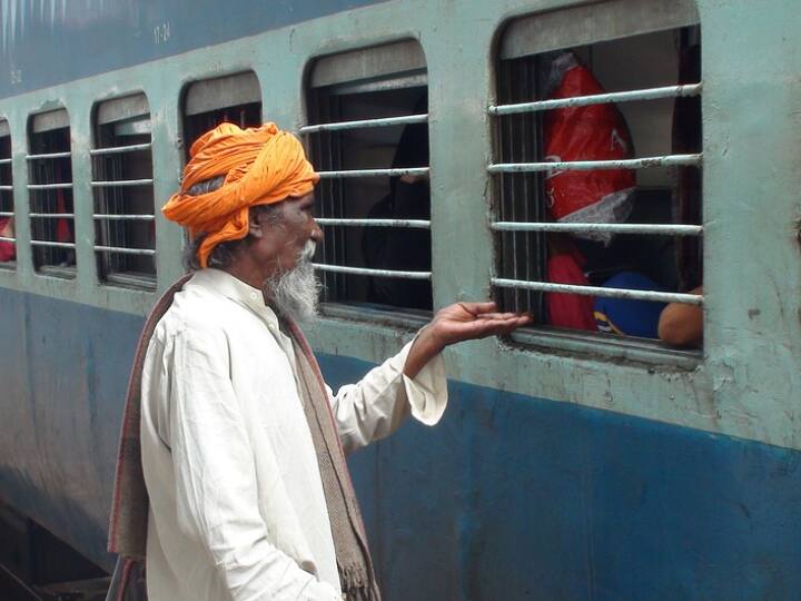 दूसरे तरीके में आप रेल मदद पोर्टल या ऐप के जरिए भी अपनी शिकायत दर्ज करा सकते हैं. इसके लिए आपको railmadad.indianrailway.gov.in वेबसाइट पर जाना होगा. यहां train complaint ऑप्शन पर क्लिक करके, जानकारियां भरकर भी आप शिकायत दर्ज करा सकते हैं.