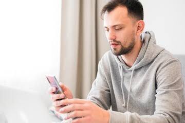 मोबाइल फोन के ओवर हीट होने पर तुरंत फोन को स्विच ऑफ कर देना चाहिए और मोबाइल केस फौरन हटा देना चाहिए, इससे टेम्प्रेचर तेजी से नॉर्मल हो जाता है.