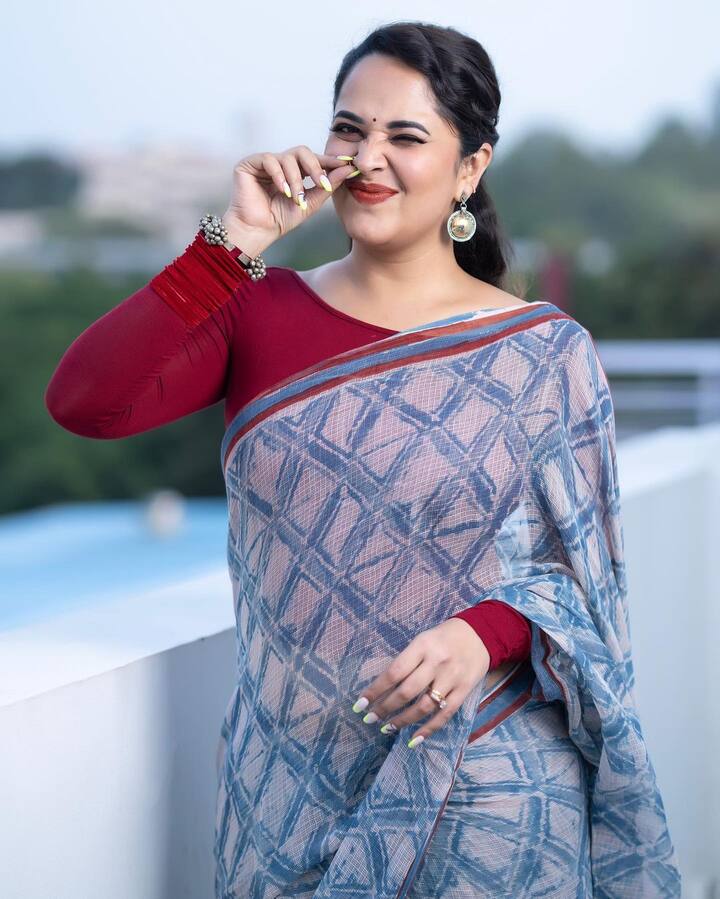 తాజాగా చీరలో వ్యయారాలు పోతూ ఉన్న ఫోటోస్ వదిలింది. Image Credit: Anasuya Bhardwaj/ Instagram