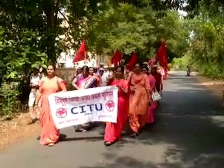 त्यातच अंगाची लाहीलाही होत असताना या आशा सेविका आपल्या मागण्यांसाठी रस्त्यावर उतरल्या