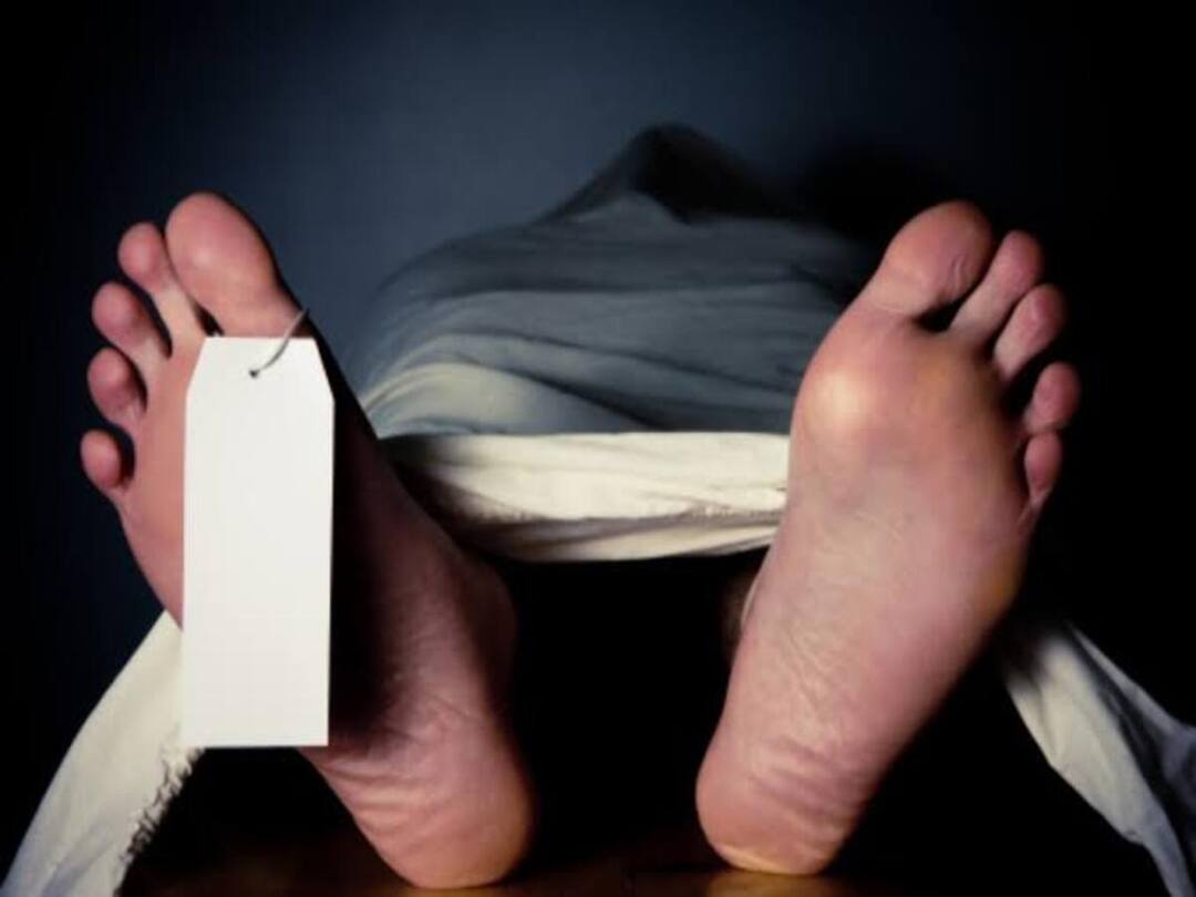 காதலனோடு தனிமையில் இருப்பதை கண்ட தாய்… கட்டையால் அடித்து கொன்ற 15 வயது மகள்! குஜராத்தில் பரபரப்பு!