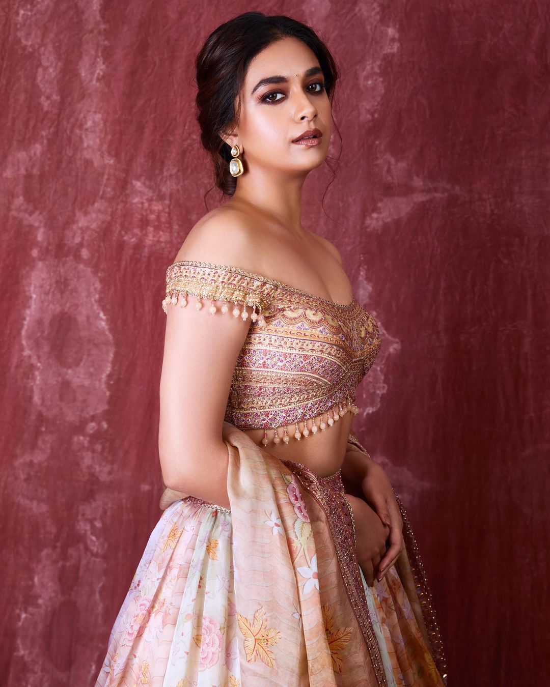 20+ Sassy Indian Brides who wore Off-shoulder Blouses Without a Doubt |  WeddingBazaar