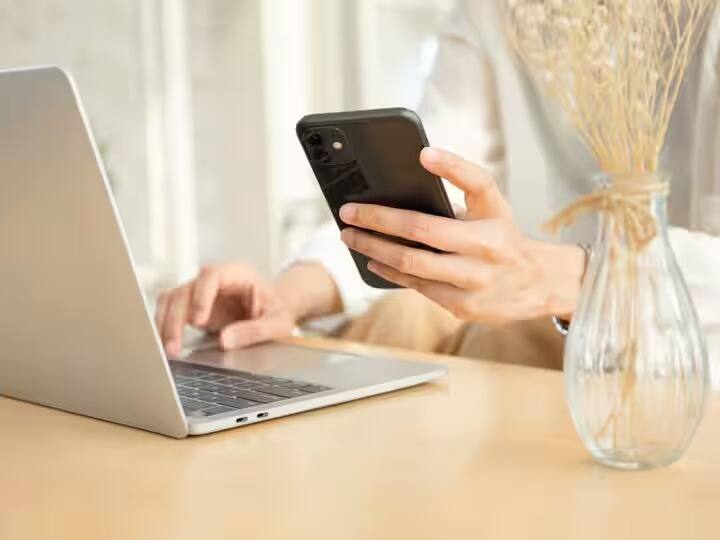 आयटी तज्ज्ञांच्या म्हणण्यानुसार, तुमचा मोबाईल आठवड्यातून कमीत कमी तीन वेळा Restart करण्याची आवश्यकता आहे. याशिवाय सॅमसंग कंपनीकडून Galaxy phone दररोज Restart करण्याचा सल्ला दिला जातो.