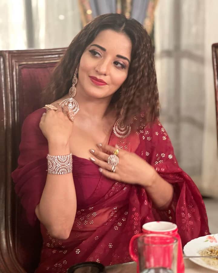 The Beqaboo actor wore a maroon saree and shared pictures of the same on her official social media handle