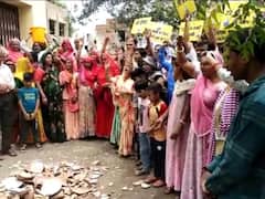 अजमेर में पानी के लिए अनोखा प्रदर्शन, लोगों ने जलदाय विभाग के कार्यालय के बाहर फोड़े मटके