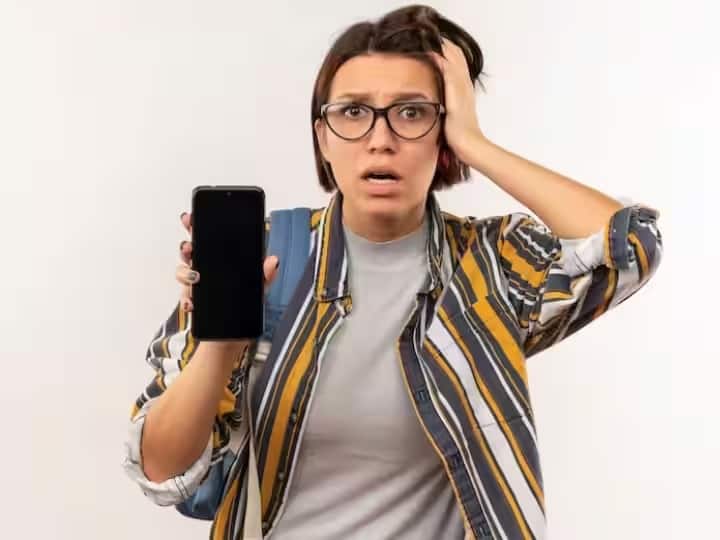 बऱ्याच अँड्रॉईड मोबाईलमध्ये Restart करण्यासाठी Power बटणला Long Press केलं जातं. याशिवाय काही अँड्राईड मोबाईलमध्ये ऑटोमॅटिक Reboot बटणला शेड्यूल करण्याचा पर्याय दिला जातो. हा पर्याय निवडल्यानंतर तुम्हाला Restart When Needed च्या टॉगलला ऑन करून सेट करू शकता.