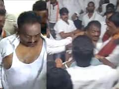 వరంగల్ కాంగ్రెస్‌లో వర్గపోరు, అంగీలు చింపుకుని, చెప్పులతో కొట్టుకున్న కార్యకర్తలు