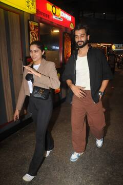 कैजुअल्स पहने एयरपोर्ट पर दिखीं Sharvari Wagh,  खुद में मस्त नजर आए सनी कौशल