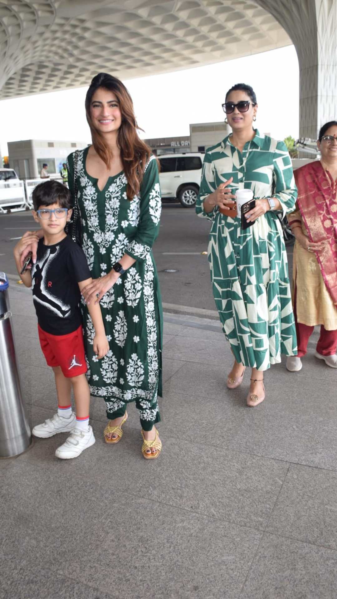 Mother-Daughter Duo Shweta Tiwari, Palak Tiwari Clicked At Mumbai Airport