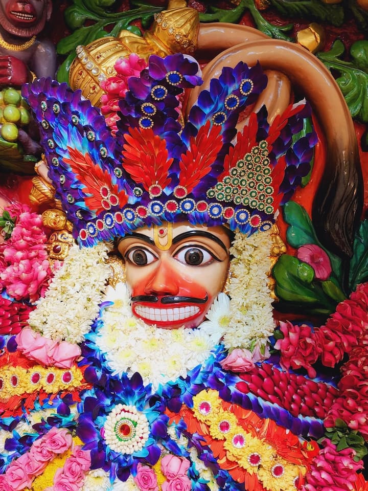 વડતાલધામ દ્વિશતાબ્દી મહોત્સવ એવં શતામૃત મહોત્સવ સાળંગપુરધામ ઉપલક્ષમાં શ્રી સ્વામિનારાયણ મંદિર વડતાલધામ સંચાલિત સુપ્રસિદ્ધ યાત્રાધામ સાળંગપુરધામ શ્રી કષ્ટભંજનદેવ હનુમાનજી મંદિર ખાતે  પ.પૂ.શાસ્ત્રી સ્વામી હરિપ્રકાશદાસજી (અથાણાવાળા)ની પ્રેરણાથી તેમજ કોઠારી શ્રી વિવેકસાગરદાસજી સ્વામીના માર્ગદર્શનથી ભીમસેની એકાદશી નિમિત્તે તા.31-05-2023ને બુધવારના રોજ શ્રી કષ્ટભંજનદેવ દાદાને  રંગબેરંગી ફુલ -પાંદડીના વાઘાનો દિવ્ય શણગાર તેમજ દાદાના સિંહાસનને  મોગરાના ફૂલોનો દિવ્ય શણગાર કરવામાં આવ્યો હતો.