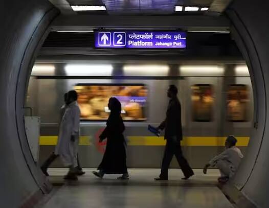 Delhi Metro WhatsApp Ticketing Service: ਦਿੱਲੀ ਮੈਟਰੋ ਆਪਣੇ ਯਾਤਰੀਆਂ ਲਈ ਸਮੇਂ-ਸਮੇਂ 'ਤੇ ਕਈ ਸੁਵਿਧਾਵਾਂ ਲਿਆਉਂਦੀ ਰਹਿੰਦੀ ਹੈ। ਇਸ ਦੇ ਲਈ DMRC ਆਪਣੀ ਤਕਨੀਕ ਨੂੰ ਅਪਗ੍ਰੇਡ ਕਰ ਰਿਹਾ ਹੈ।