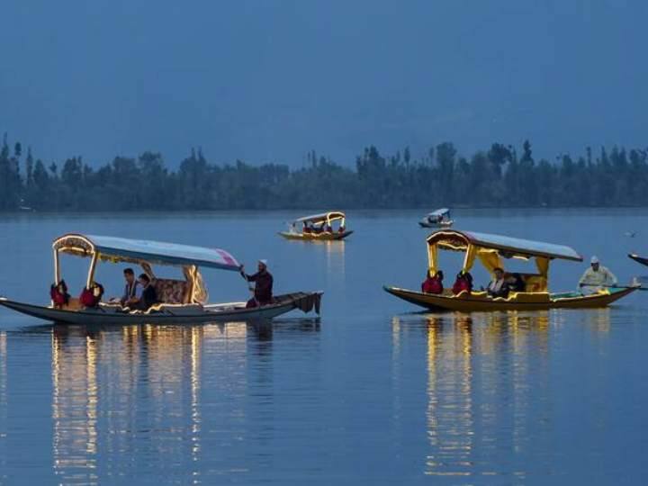 Jammu Kashmir News: आंधी-तूफान के बीच डल झील में फंसे 21 पर्यटक, रेस्क्यू ऑपरेशन के बाद शिकारों पर कार्रवाई तेज Jammu Kashmir police rescued 21 tourists from Dal Lake due to storm says Life Saving Jackets Mandatory For Shikaras ann Jammu Kashmir News: आंधी-तूफान के बीच डल झील में फंसे 21 पर्यटक, रेस्क्यू ऑपरेशन के बाद शिकारों पर कार्रवाई तेज