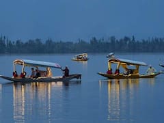 आंधी-तूफान के बीच डल झील में फंसे 21 पर्यटक, रेस्क्यू ऑपरेशन के बाद शिकारों पर कार्रवाई तेज