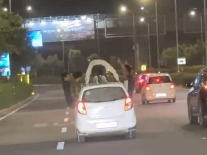 Gurugram Viral Car Video Two arrested for drinking alcohol and doing push ups on the roof of a car in Gurugram police गुरुग्राम में कार की छत पर पी शराब, पुश-अप भी लगाए, दो गिरफ्तार