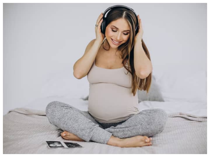 perks of listening song during pregnancy beneficial for mother and unborn child Perks of listening song during pregnancy: प्रेगनेंसी के दौरान गाना सुनने से बच्चे पर पड़ता है अच्छा असर, ब्रेन स्ट्रक्चर होता है विकसित