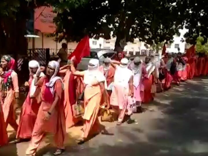 ओरोस येथील प्राथमिक शिक्षक पतपेढी ते जिल्हाधिकारी कार्यालयापर्यंत घोषणा देत मोर्चा काढण्यात आला.