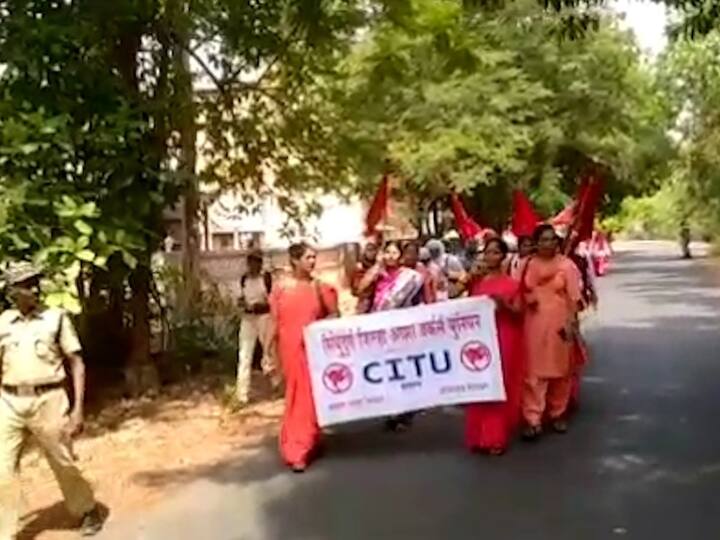 रणरणत्या उन्हात आशासेविकांनी विविध मागण्यांसाठी सिंधुदुर्ग जिल्हाधिकारी कार्यालयावर मोर्चा काढला.