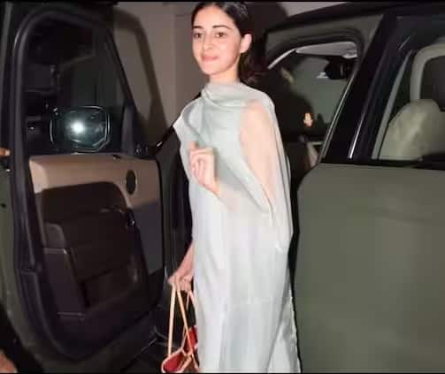 Ananya Panday Spot At Airport: અનન્યા પાંડે જે તેની કિલર સ્ટાઈલ માટે ફેમસ છે. તે હાલમાં જ એરપોર્ટ પર જોવા મળી હતી. આ પ્રસંગે અનન્યા પાંડે એકદમ સિમ્પલ લુકમાં જોવા મળી હતી.