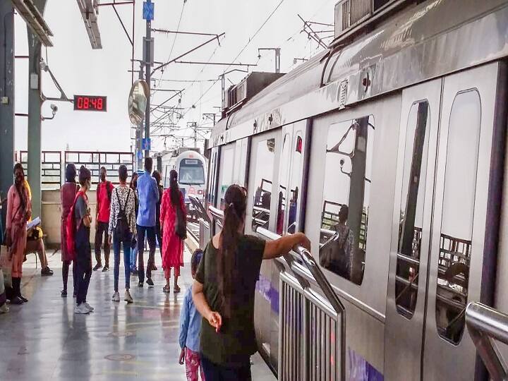 Delhi Metro WhatsApp Ticketing Service: दिल्ली मेट्रो अपने यात्रियों के लिए समय-समय पर कई तरह की सुविधा लगाता रहता है. इसके लिए DMRC अपनी तकनीक को अपग्रेड कर रही है.