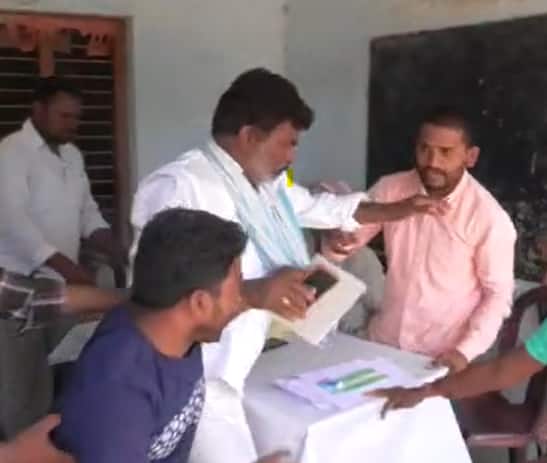 Attack On Sarpanch :   గ్రామసభలోనే సర్పంచ్‌పై చెప్పుతో గ్రామస్తుని దాడి -  అంత కోపం ఎందుకంటే ?