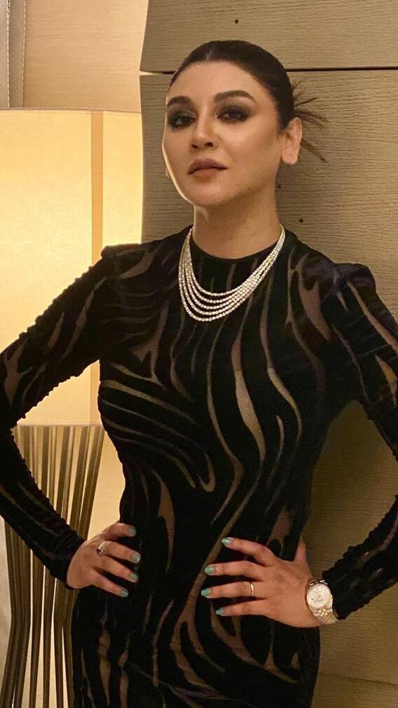 আইফার মঞ্চে কালো পোশাকে চোখধাঁধানো উপস্থিতি জয়ার