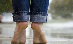 Walking Barefoot: থাকা যায় মাটির কাছাকাছি, কম নয় খালিপায়ে হাঁটার সুফল