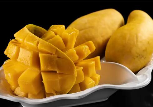 ਕੋਲਡ ਡਰਿੰਕ ਸਿਟਰਿਕ ਐਸਿਡ ਅਤੇ ਕਾਰਬੋਨੇਟਿਡ ਦੇ ਬਣੇ ਹੁੰਦੇ ਹਨ : ਇਸ ਵਿਚ ਅੱਗੇ ਦਾਅਵਾ ਕੀਤਾ ਗਿਆ ਹੈ ਕਿ ਡਾਕਟਰਾਂ ਨੇ ਅੰਬ ਖਾਣ ਤੋਂ ਬਾਅਦ ਕੋਲਡ ਡਰਿੰਕ ਜਾਂ ਕੋਈ ਵੀ ਕੋਲਡ ਡਰਿੰਕ ਨਾ ਪੀਣ ਦੀ ਸਲਾਹ ਦਿੱਤੀ ਹੈ। ਅੰਬਾਂ ਵਿੱਚ ਮੌਜੂਦ ਸਿਟਰਿਕ ਐਸਿਡ ਕੋਲਡ ਡਰਿੰਕ ਵਿੱਚ ਮੌਜੂਦ ਕਾਰਬੋਨਿਕ ਐਸਿਡ ਨਾਲ ਮਿਲ ਕੇ ਤੁਹਾਡੇ ਪੇਟ ਨੂੰ ਜ਼ਹਿਰ ਦਿੰਦਾ ਹੈ। ਕਿਰਪਾ ਕਰਕੇ ਇਸ ਸੰਦੇਸ਼ ਨੂੰ ਆਪਣੇ ਸਾਰੇ ਪਿਆਰਿਆਂ ਨੂੰ ਅੱਗੇ ਭੇਜੋ। ਅੰਬਾਂ ਦਾ ਸੀਜ਼ਨ ਸ਼ੁਰੂ ਹੋ ਗਿਆ ਹੈ। ਬੱਚਿਆਂ ਨੂੰ ਵੀ ਇਹ ਗੱਲ ਜ਼ਰੂਰ ਸਮਝਾਓ ਪਰ ਕੀ ਇਹ ਦਾਅਵਾ ਸੱਚ ਹੈ? ਕੀ ਅੰਬ ਖਾਣ ਤੋਂ ਬਾਅਦ ਕੋਲਡ ਡਰਿੰਕ ਪੀਣਾ ਸੱਚਮੁੱਚ ਖ਼ਤਰਨਾਕ ਹੈ? ਅਸੀਂ ਹੋਰ ਜਾਣਨ ਲਈ ਸਿਹਤ ਮਾਹਿਰਾਂ ਨਾਲ ਸੰਪਰਕ ਕੀਤਾ।