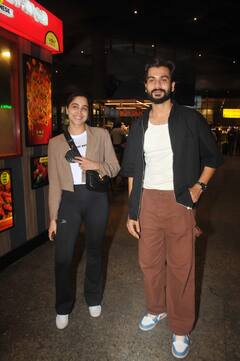 कैजुअल्स पहने एयरपोर्ट पर दिखीं Sharvari Wagh,  खुद में मस्त नजर आए सनी कौशल