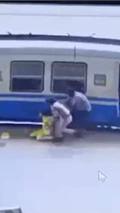 రైలు నుంచి జారిన మహిళ..కాపాడిన లేడీ కానిస్టేబుల్..!