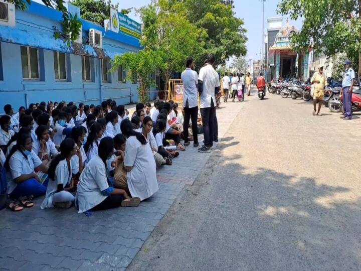 chengalpattu government medical college sexual harassment More than 50 female and male doctors are protesting in the hospital campus by complaining. செங்கல்பட்டு அரசு மருத்துவமனையில் பயிற்சி மருத்துவர்களுக்கு பாலியல் தொல்லை ? -  போராட்டத்தில் குதித்த பயிற்சி மருத்துவர்கள்