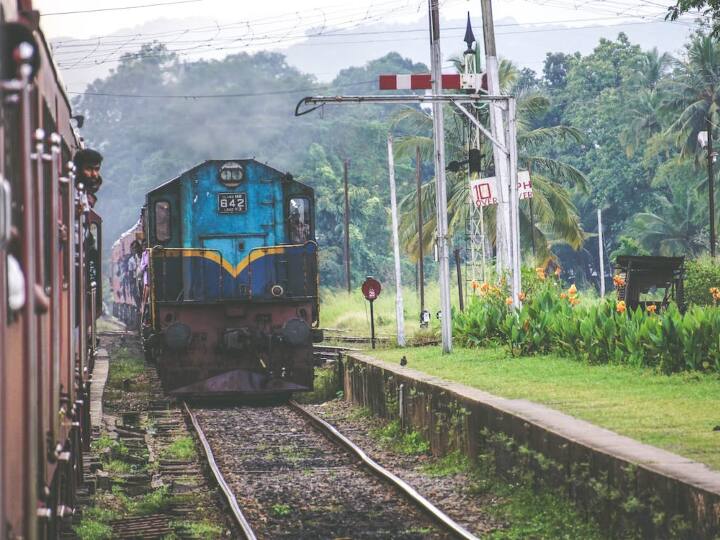 पहले तरीके में आप भारतीय रेलवे के IVRS (Interactive Voice Response System) पर आधारित हेल्पलाइन नंबर पर 139 पर कॉल कर सकते हैं. कॉल करके आप बताए गए स्टेप्स को फॉलो करके अपनी शिकायत दर्ज करा सकते हैं.