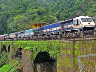 ​इंडियन रेलवे में ऐसे बनते हैं लोको पायलट, शुरुआत में मिलती है इतनी सैलरी