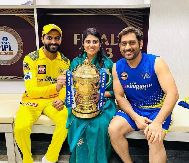 கடைசி இரண்டு பந்துகளில் 10 ரன்கள் தேவை என்ற நிலையில் ஜடேஜா சிறப்பாக ஆடி ஒரு பவுண்டரி, ஒரு சிக்ஸர் அடித்து அணியை வெற்றி பாதைக்கு அழைத்து சென்றார்.