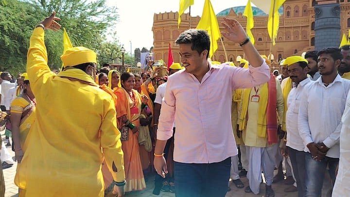 मोठ्या संख्येने अहिल्याप्रेमी चौंडीत दाखल होत आहेत. अहिल्यादेवी होळकर यांना अभिवादन करण्यासाठी राज्यभरातून नागरीक आले आहेत