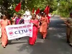 PHOTO : तळकोकणात रणरणत्या उन्हात आशा सेविकांचा जिल्हाधिकारी कार्यालयावर मोर्चा