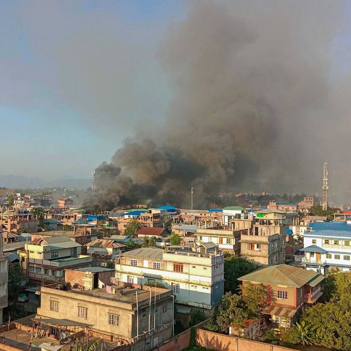 চলতি মাসের গোড়ায় মেইটিস ও কুকি সম্প্রদায়ের মধ্যে অশান্তি ছড়িয়ে পড়ার পর এটাই উত্তর-পূর্বের রাজ্যে প্রথম সফর শাহর। অশান্তি বিধ্বস্ত মণিপুরে শান্তি ফিরিয়ে আনার জন্য চার দিনের সফরে মণিপুরে গেছেন স্বরাষ্ট্রমন্ত্রী।
