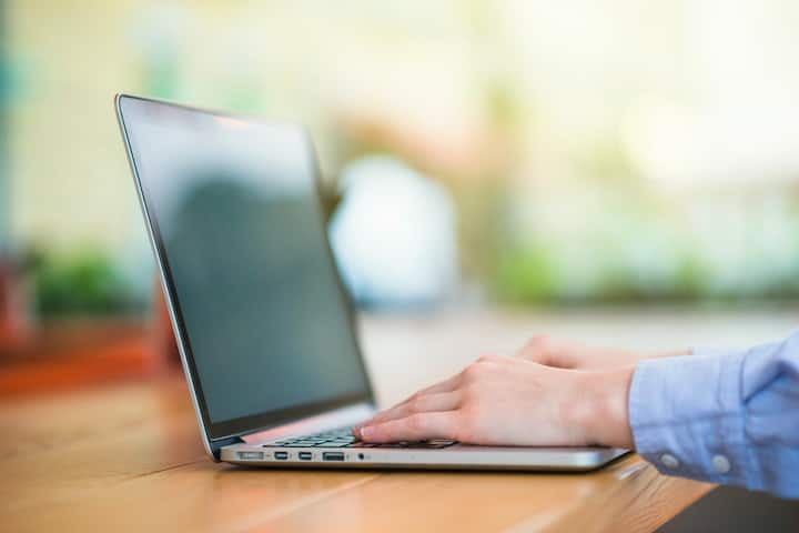 सबसे पहले Shift, उसके बाद Ctrl, उसके बाद Windows और लास्ट में B को दबाना है. कीबोर्ड के बटन को दबाते वक्त पिछले बटन से अपनी उंगली नहीं हटानी बल्कि सभी बटन दब जाने के बाद ही उंगलियां हटाएं.