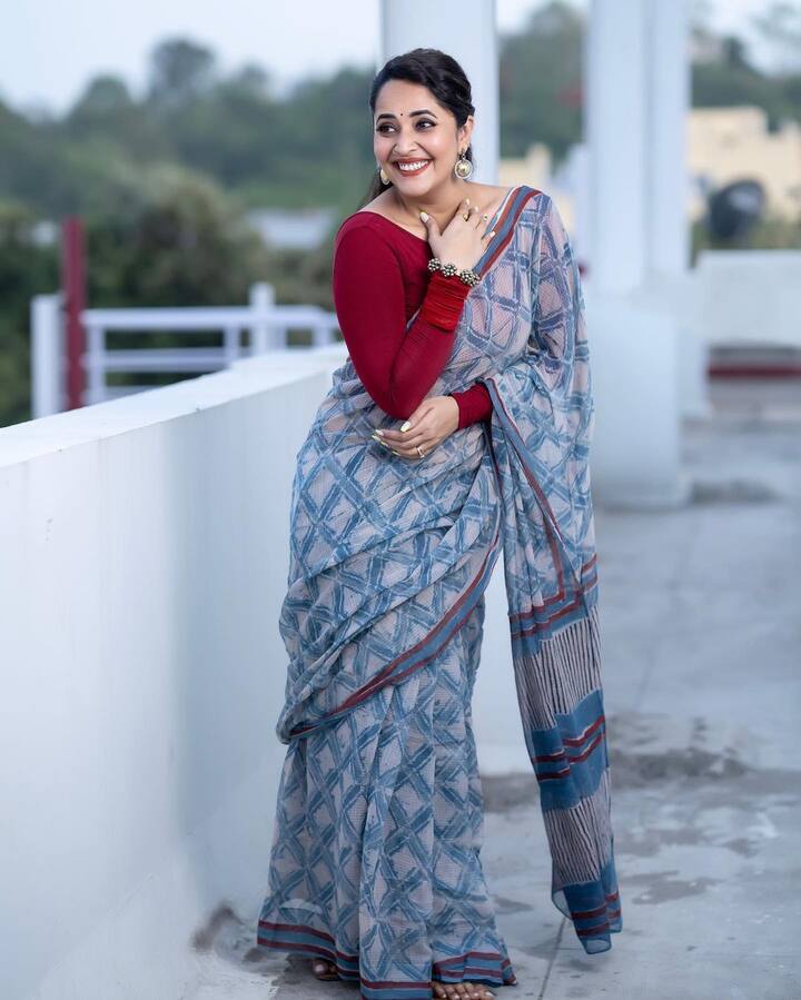 రంగస్థలం రంగమత్తని మించి విమానం సుమతి పాత్ర ఉంటుందని చెబుతున్నారు సినిమా మేకర్స్  Image Credit: Anasuya Bhardwaj/ Instagram