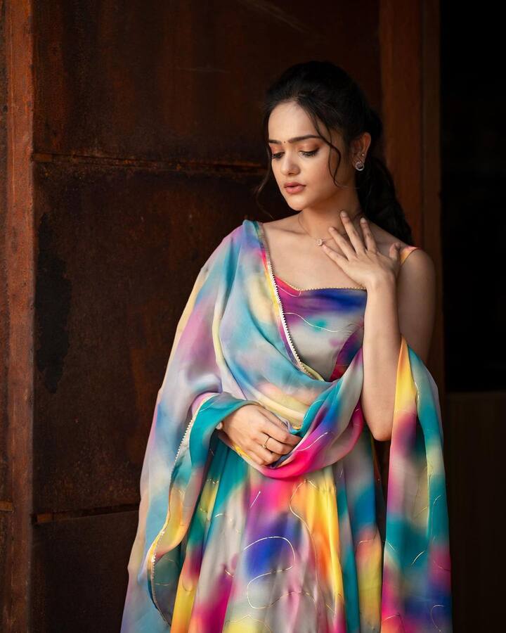 ఆమె అందమైన ఫోటోలను చూసి ఎంతో మంది కుర్రకారు ప్రేమలో పడ్డారు.