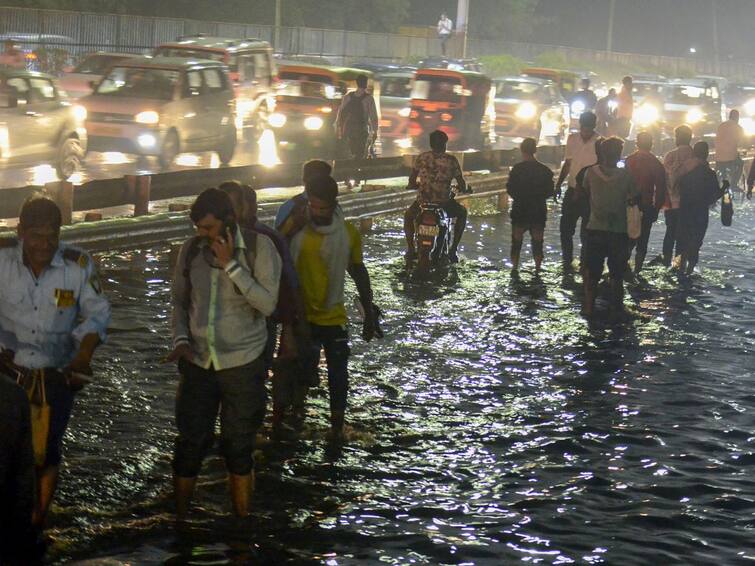 Delhi, Bengaluru Battle Waterlogging, Traffic As Rain Lashes Cities, Showers Likely In Rajasthan, UP Delhi, Bengaluru Battle Waterlogging, Traffic As Rain Lashes Cities, Showers Likely In Rajasthan, UP