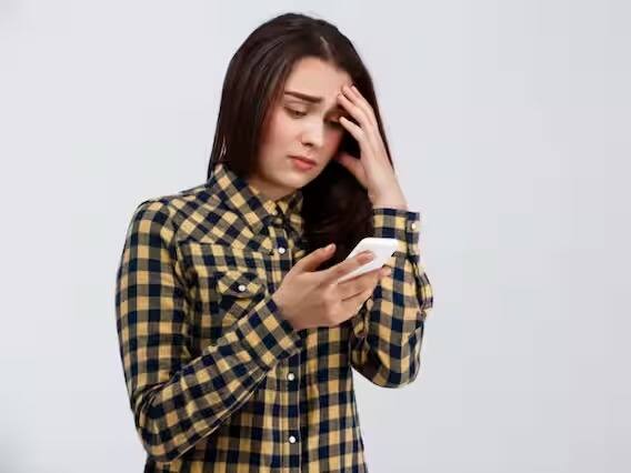 मोबाईल Restart केल्यामुळे डिव्हाईसमधील मेमरी क्लिअर होते. तसेच मोबाईलमधील धोकादायक अॅपला बंद करतं. यामुळे तुमचा मोबाईल नवीन मोबाईलसारखा परफॉर्म करू शकतो. याशिवाय मोबाईल Restart केल्यानंतर Battery Optimization आणि Memory Management मध्ये सुधारणा करण्यास मदत मिळते.