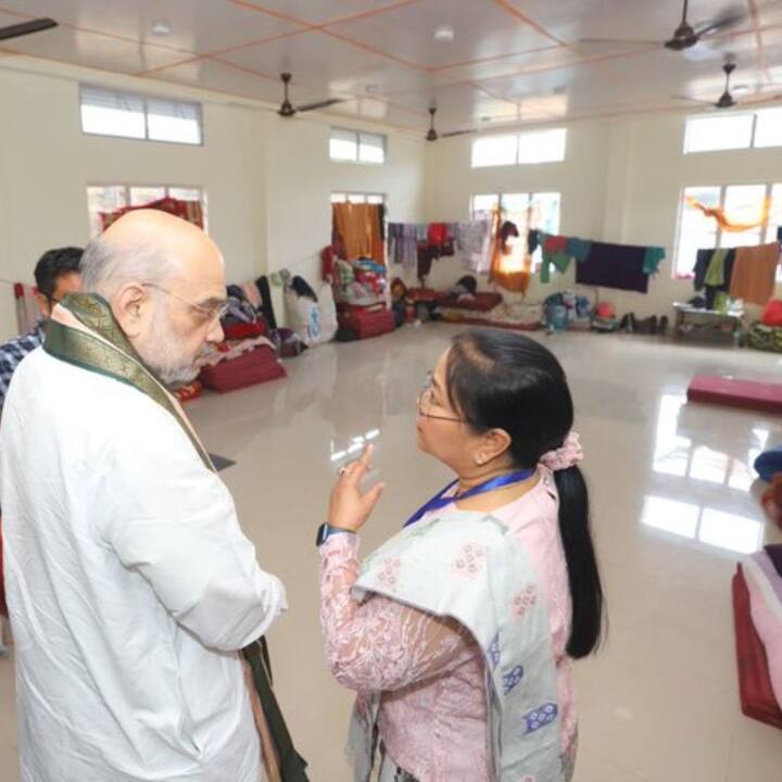 এক বাচ্চার পিঠে হাত বুলিয়ে দিতে এবং অপর এক বাচ্চার সেল্ফি তোলার আবদার মেটাতে দেখা যায় শাহকে।