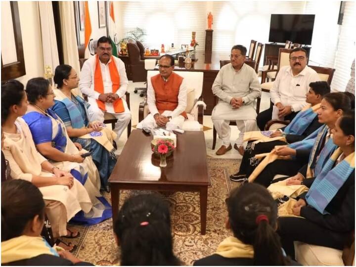 MP News: 'बर्लिन स्पेशल ओलंपिक' में अपनी प्रतिभा दिखाएंगी की मध्य प्रदेश 3 दिव्यांग खिलाड़ी, सीएम शिवराज से की मुलाकात Shivraj singh chouhan meets disabled players who are going to showcase their talent in berlin ann MP News: 'बर्लिन स्पेशल ओलंपिक' में अपनी प्रतिभा दिखाएंगी की मध्य प्रदेश 3 दिव्यांग खिलाड़ी, सीएम शिवराज से की मुलाकात